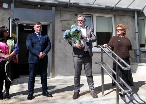 Руководитель отделения Рижской социальной службы района Пардаугава Элина Эриня (слева), руководитель Рижской социальной службы Андрис Изинкевичс, председатель Рижской думы Виестурс Клейнбергс и директор Департамента благосостояния Рижской думы Ирена Кондрате.