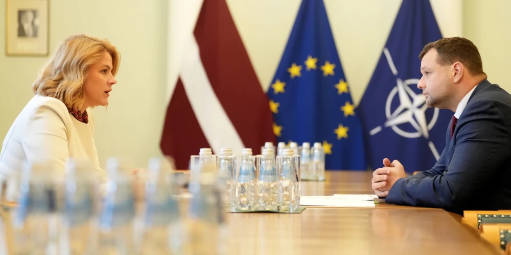 Ministru prezidente Evika Siliņa un labklājības ministrs Reinis Uzulnieks