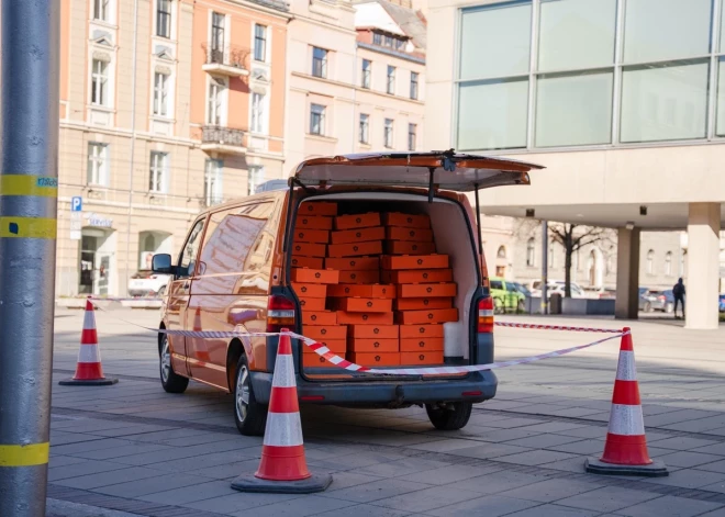 FOTO: Rīgas iedzīvotāji neizpratnē – kāpēc pretī “Mārtiņa Beķerejai” atrodas izvandīts bulciņu busiņš?