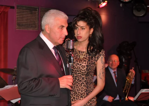 Eimija Vainhausa ar tēti Miču 2010. gadā.