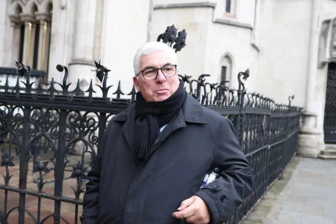 Emijas Vainhausas tēvs Mičs Vainhauss, dodoties uz tiesu aizvadītā gada decembrī Londonā.