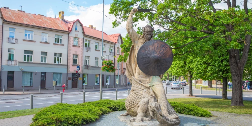 У станции Майори уже десятилетиями стоит Лачплесис.