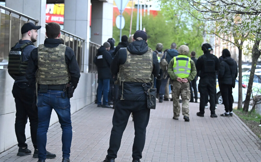 Apcietināti policisti, kuri aizbēga no slaktiņa vietas Kijivas lielveikalā. Pirms tam atkāpās policijas priekšnieks