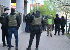 Apcietināti policisti, kuri aizbēga no slaktiņa vietas Kijivas lielveikalā. Pirms tam atkāpās policijas priekšnieks