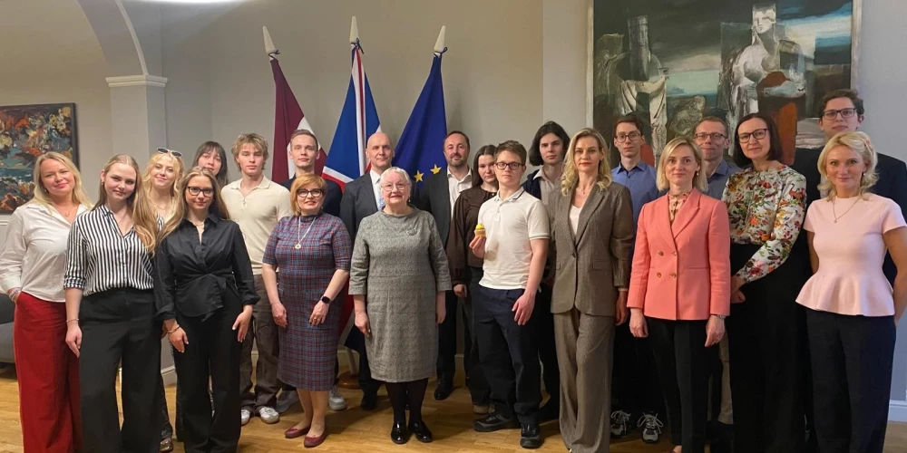 Latvijas skolēnu delegācija viesojas Latvijas vēstniecībā Lielbritānijā (foto: Latvijas vēstniecība Apvienotajā Karalistē / Facebook)