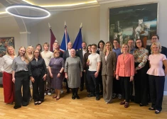 Rīgas vidusskolēni Londonā attīsta mākslīgā intelekta lietotņu idejas un prezentē tās starptautiskiem ekspertiem