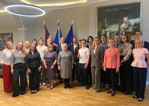 Latvijas skolēnu delegācija viesojas Latvijas vēstniecībā Lielbritānijā (foto: Latvijas vēstniecība Apvienotajā Karalistē / Facebook)