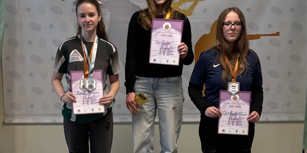 Triju individuālu uzvaru guvēja Ieva Pēpule (vidū) uz goda pjedestāla (foto: Latvijas Šaušanas federācija)