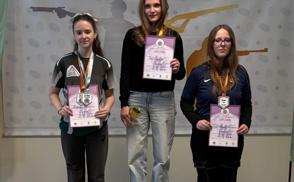 Aug snaiperi: Latvijas jaunatnes čempionātā vidējā vecuma grupā Ieva Pēpule un Linards Dvarišķis katrs triumfē pa trim reizēm