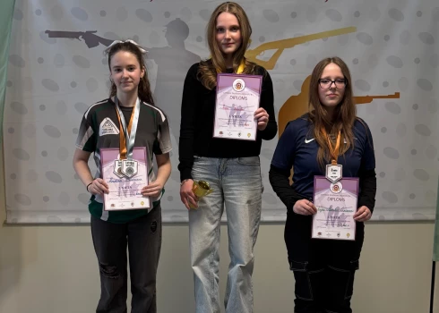 Triju individuālu uzvaru guvēja Ieva Pēpule (vidū) uz goda pjedestāla (foto: Latvijas Šaušanas federācija)