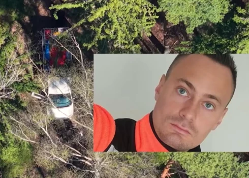 Mirušais mediķis Mants Sadausks un mežā atrastais viņa auto (ekrānuzņēmums no video)