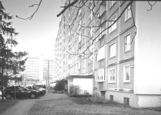 Ziepniekkalnā izkrītot no astotā stāva loga, bojā gājis 16 gadus vecs jaunietis. Kaimiņi netic, ka viņš izlēcis pats. VIDEO