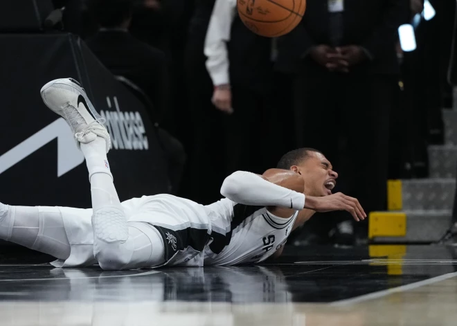 "Spurs" pazaudē savu līderi, Lebrons Džeimss ved uz priekšu "Lakers", Filadelfija izlīdzina sēriju