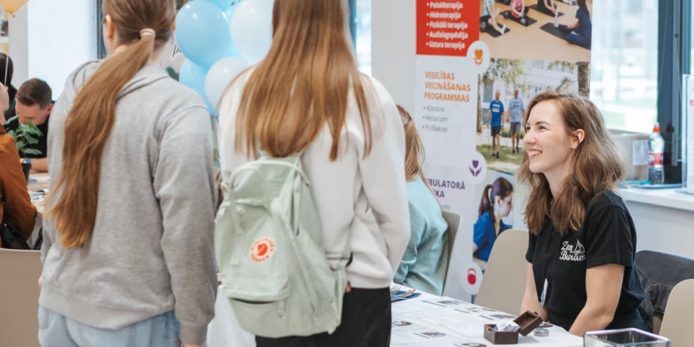 Vakanču gadatirgū piedalās gan Jūrmalas, gan tuvākās apkārtnes un Pierīgas uzņēmumi un iestādes, piedāvājot vakances gan vasaras sezonai, gan pastāvīgam darbam ilgtermiņā. 