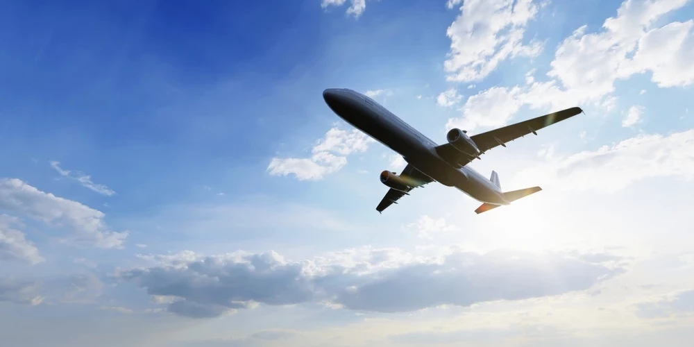 Degvielas krīzes dēļ aviokompānijas spiestas paaugstināt biļešu cenas.