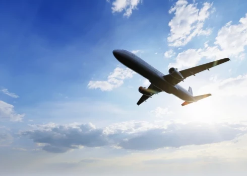 Degvielas krīzes dēļ aviokompānijas spiestas paaugstināt biļešu cenas.