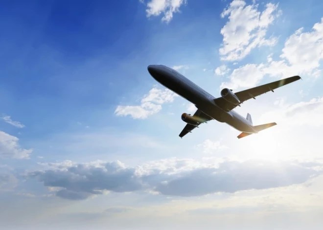 Degvielas krīzes dēļ Eiropā būtiski pieaugušas aviobiļešu cenas