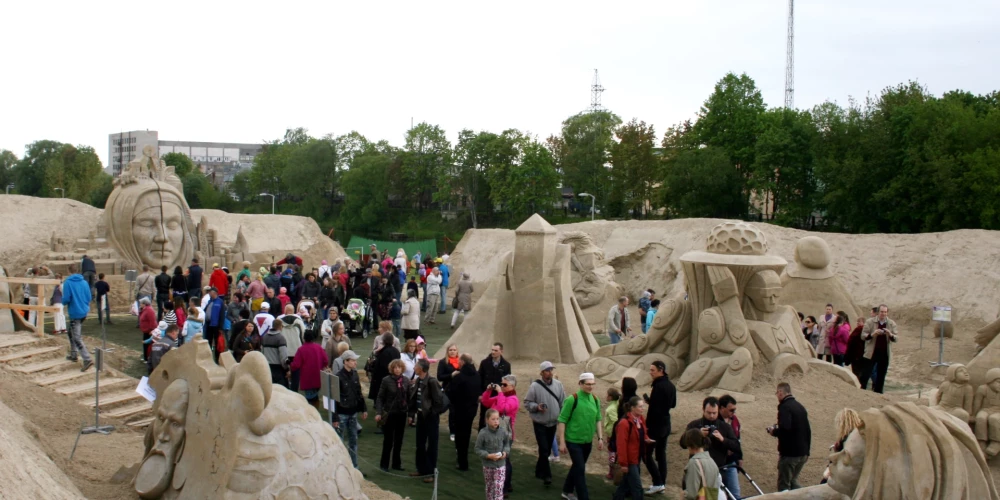 В Елгаве анонсировали масштабный фестиваль с динозаврами и вечерним концертом.