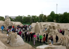 Динозавры, музыка и шоу до двух ночи: в Елгаве пройдет юбилейный фестиваль песчаных скульптур