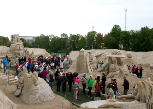 В Елгаве анонсировали масштабный фестиваль с динозаврами и вечерним концертом.