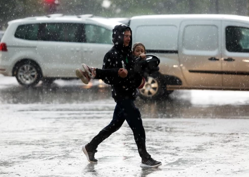 Svētdien daudzviet gaidāms lietus, sniegs un krusa.