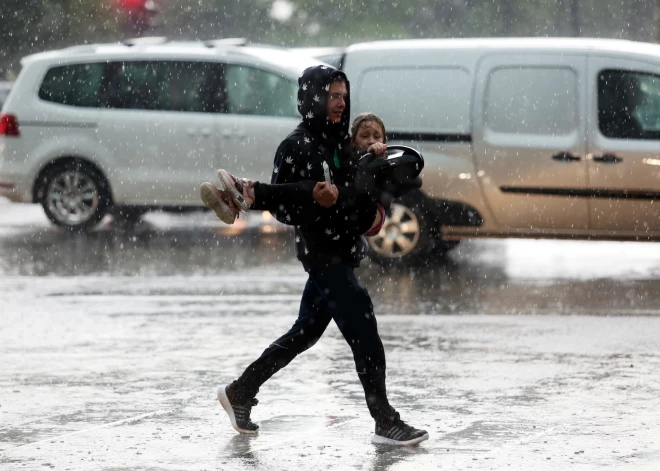 Nedēļas nogalē gaidāms ļoti stiprs vējš. Iespējams arī lietus, krusa un sniegs