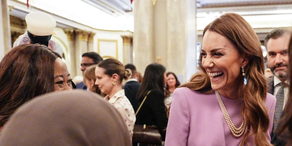 В Букингемском дворце собрались представители королевской семьи, сотни гостей и люди, которым, как и самой королеве, в этом году исполнилось 100 лет, а особое внимание привлекла Кейт Миддлтон, появившаяся в украшениях покойной монархини.