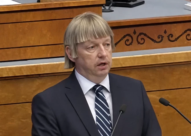 Atkal uzmanības centrā! Igaunijas politiķis ar "dīvaināko frizūru Eiropā" nācis klajā ar pikantu ideju