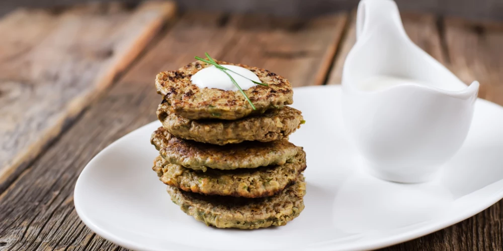 Aknu plāceņi ar krējumu garšo lieliski. 