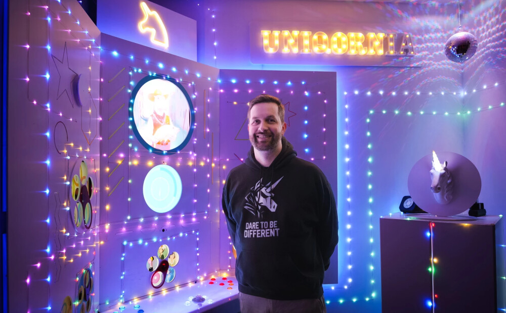 VIDEO; FOTO: tēva mīlestībai nav robežu! Mārupietis Dāvids ņem talkā datorus, mākslīgo intelektu un uzbūvē savai meitai “vienradžu fabriku”