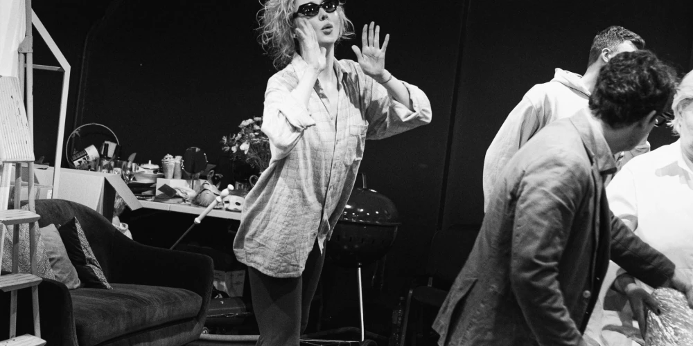 Izrāde atklāj cilvēku attiecību smalko anatomiju - to, kā veidojas uzticēšanās un kā tā tiek sagrauta, kā patiesība var būt vienlaikus acīmredzama un grūti noformulējama. 