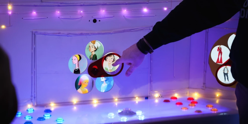 Dāvids Mitrēvics ar ģimeni dzīvo Mārupē. Savai deviņgadīgajai meitai Šarlotei viņš ir uzbūvējis unikālu interaktīvu “vienradžu fabriku”, kuru, cita starpā, darbina mākslīgais intelekts. Meitenei ir autiskā spektra traucējumi un šāda ierīce ne tikai piedāvā Šarlotei iespēju izveidot savu unikālu vienradzi, bet arī ļauj ģimenei gūt līdzekļus terapijām, kas ir nepieciešamas Šarlotes attīstībai.