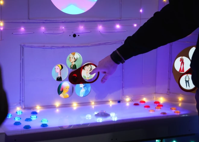 Dāvids Mitrēvics ar ģimeni dzīvo Mārupē. Savai deviņgadīgajai meitai Šarlotei viņš ir uzbūvējis unikālu interaktīvu “vienradžu fabriku”, kuru, cita starpā, darbina mākslīgais intelekts. Meitenei ir autiskā spektra traucējumi un šāda ierīce ne tikai piedāvā Šarlotei iespēju izveidot savu unikālu vienradzi, bet arī ļauj ģimenei gūt līdzekļus terapijām, kas ir nepieciešamas Šarlotes attīstībai.