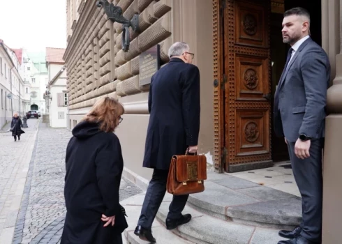 Rēķinot pēc ES metodēm, Latvijā valsts budžetā pērn bija deficīts 2,5% apmērā no IKP.