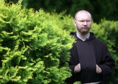 Seksuālā vardarbībā pret septiņgadīgu zēnu pirmajā instances tiesā notiesātais priesteris Krišjānis Dambergs.