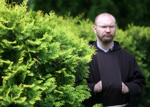 Seksuālā vardarbībā pret septiņgadīgu zēnu pirmajā instances tiesā notiesātais priesteris Krišjānis Dambergs.