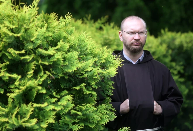 Seksuālā vardarbībā pret septiņgadīgu zēnu pirmajā instances tiesā notiesātais priesteris Krišjānis Dambergs.