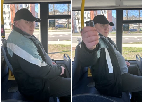 Attēlos redzamā persona tiek turēata aizdomās par miesas bojājumu nodarīšanu kādai personai autobusa pieturā.