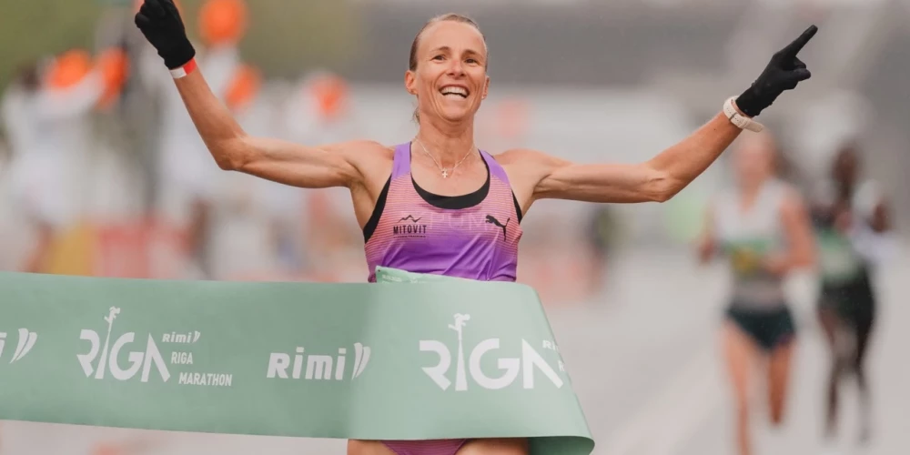 Domenika Maijere finišējot "Rimi" Rīgas maratona pusmaratona distancē 2025.gada maijā.