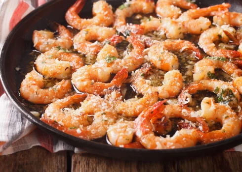 Gardas un sulīgas garneles. 