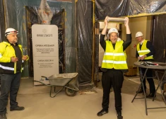 FOTO: Latvijas Nacionālās operas foajē iemūrēta laika kapsula