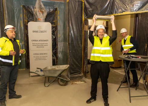 Operas foajē grīdā paslēpta kapsula nākamajām paaudzēm.