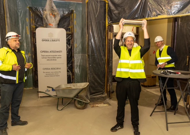 Operas foajē grīdā paslēpta kapsula nākamajām paaudzēm.