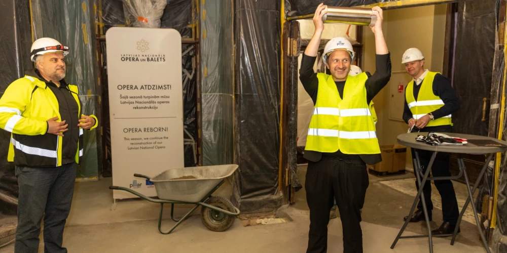 Operas foajē grīdā paslēpta kapsula nākamajām paaudzēm.