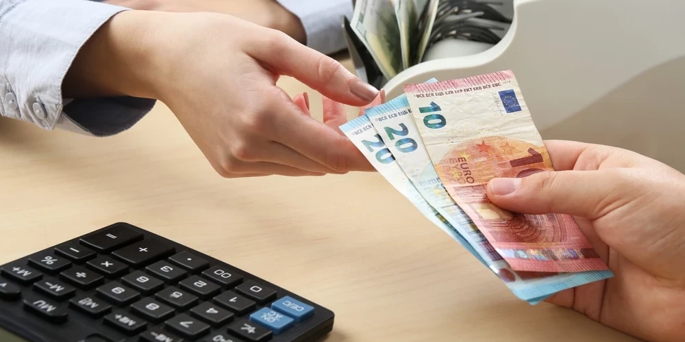 Atklājas gadiem ilga darbinieces shēma ar klientu naudu.