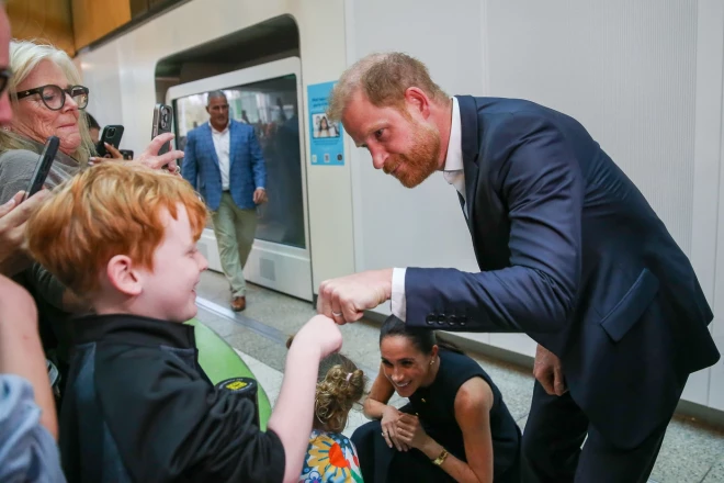 Princis Harijs un Megana Mārkla, viesojoties Karaliskajā Bērnu slimnīcā Melburnā. Īpaši sirsnīgi princis sasveicinājās ar kādu sev līdzīgu – rudmatainu zēnu.