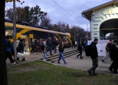Пассажирам поездов в Юрмалу и Тукумс еще придется потерпеть: переполненные вагоны и пересадки сохранятся до конца мая
