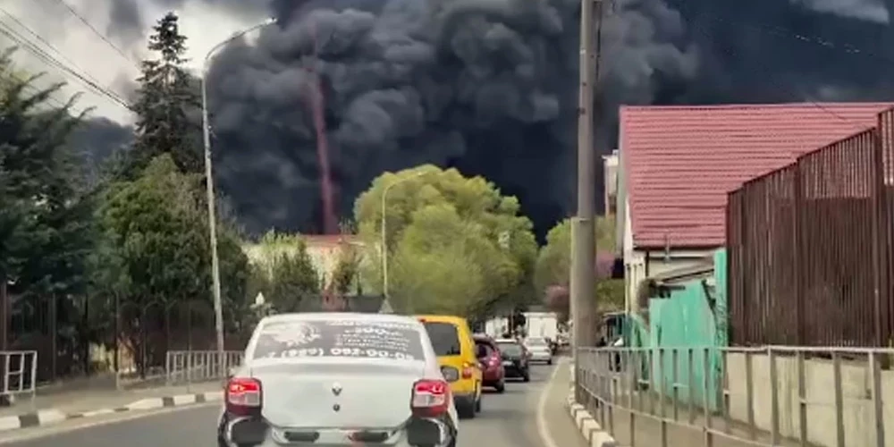 Tuapse ir viena no svarīgākajām Krievijas ostām naftas eksportam Melnajā jūrā. Pēc Ukrainas dronu triecieniem, pilsētu ieskāvuši melni dūmi.