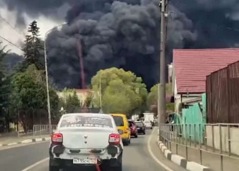 Tuapse ir viena no svarīgākajām Krievijas ostām naftas eksportam Melnajā jūrā. Pēc Ukrainas dronu triecieniem, pilsētu ieskāvuši melni dūmi.