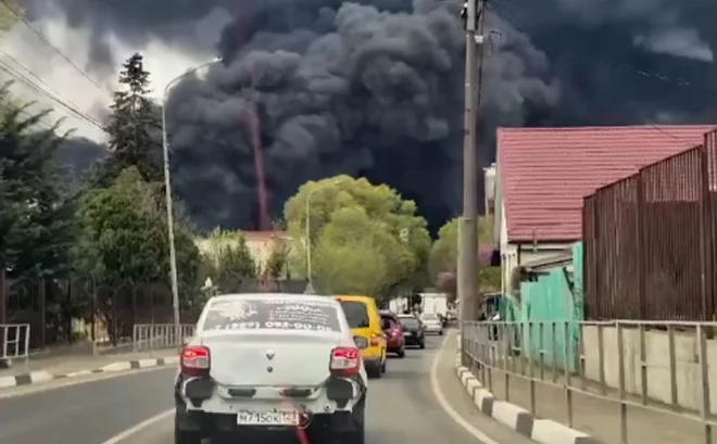 Tuapse ir viena no svarīgākajām Krievijas ostām naftas eksportam Melnajā jūrā. Pēc Ukrainas dronu triecieniem, pilsētu ieskāvuši melni dūmi.